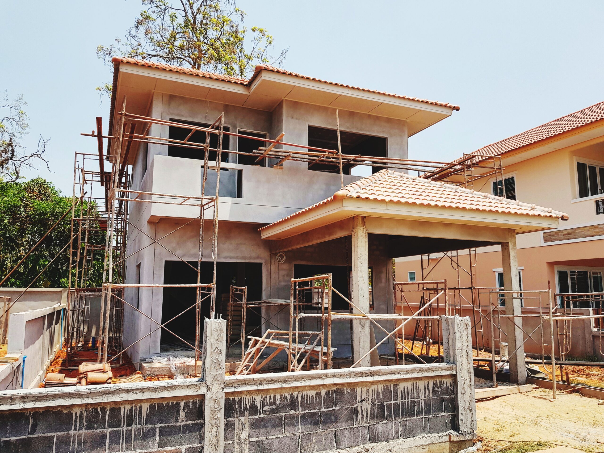 lugar de construccion de la casa contra el cielo scaled