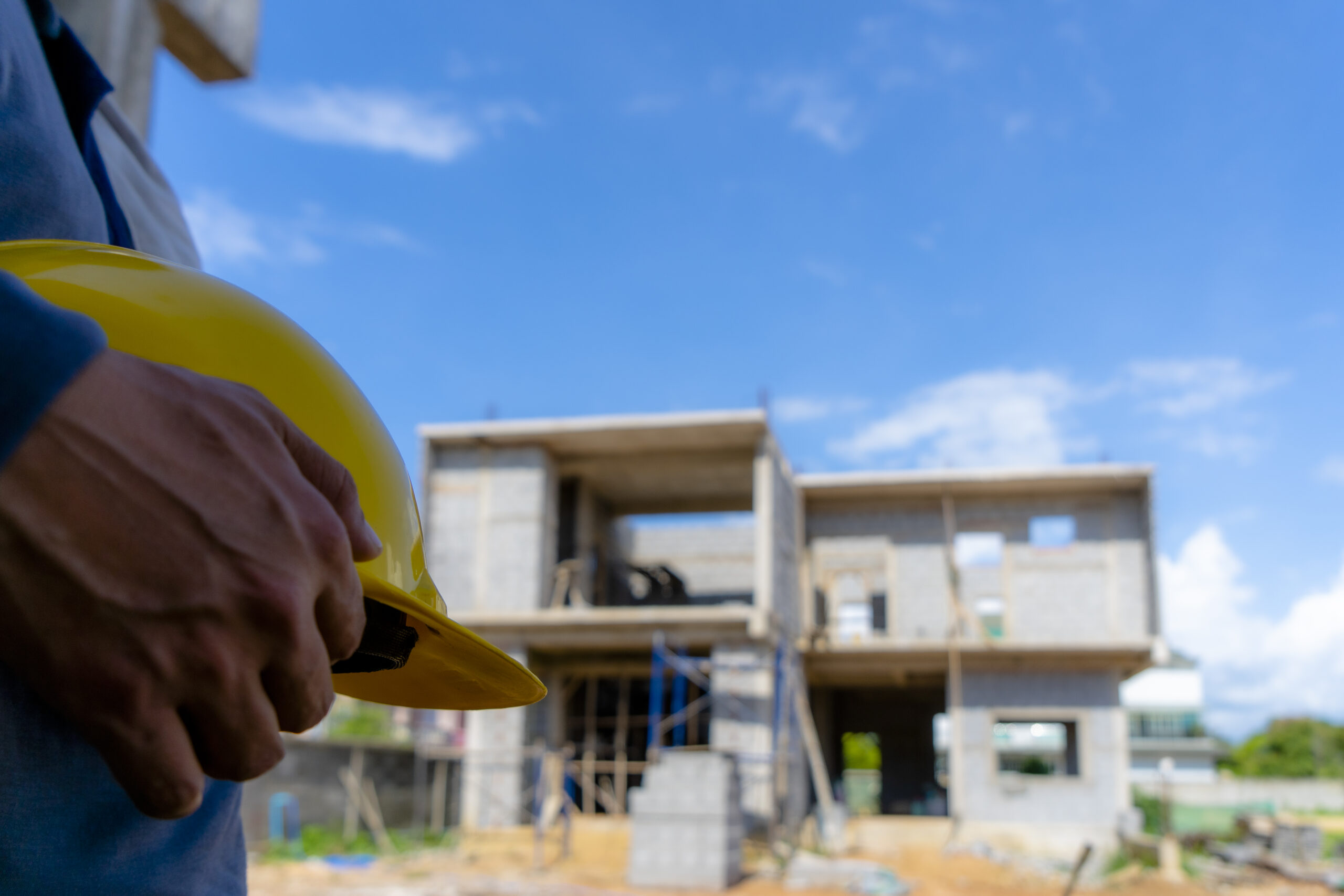 seccion media de un hombre trabajando contra el cielo scaled